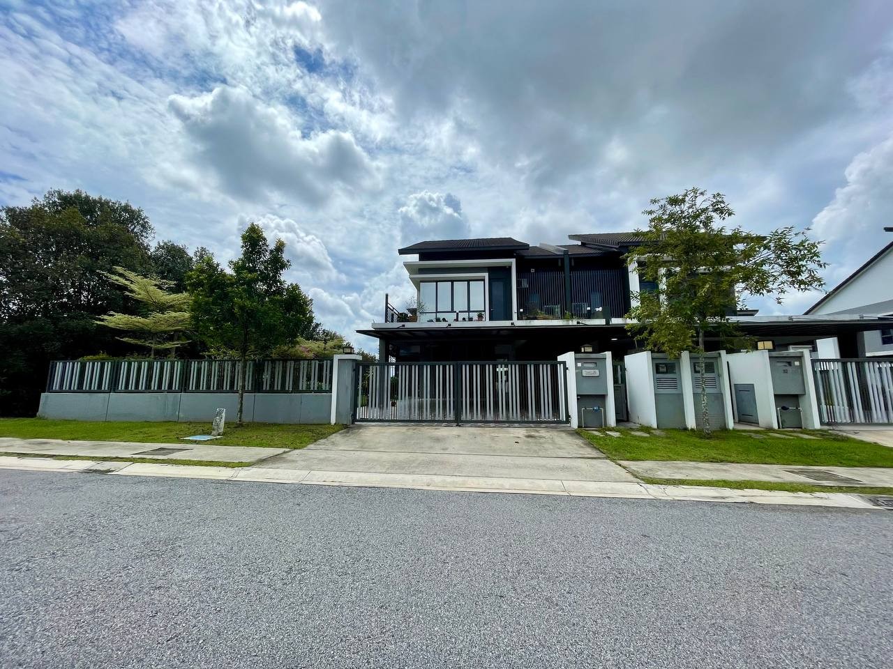 CORNER LOT & FULLY RENOVATED Double Storey Semi Detached House Hemingway Residence Bandar Seri Coalfields Sungai Buloh Selangor