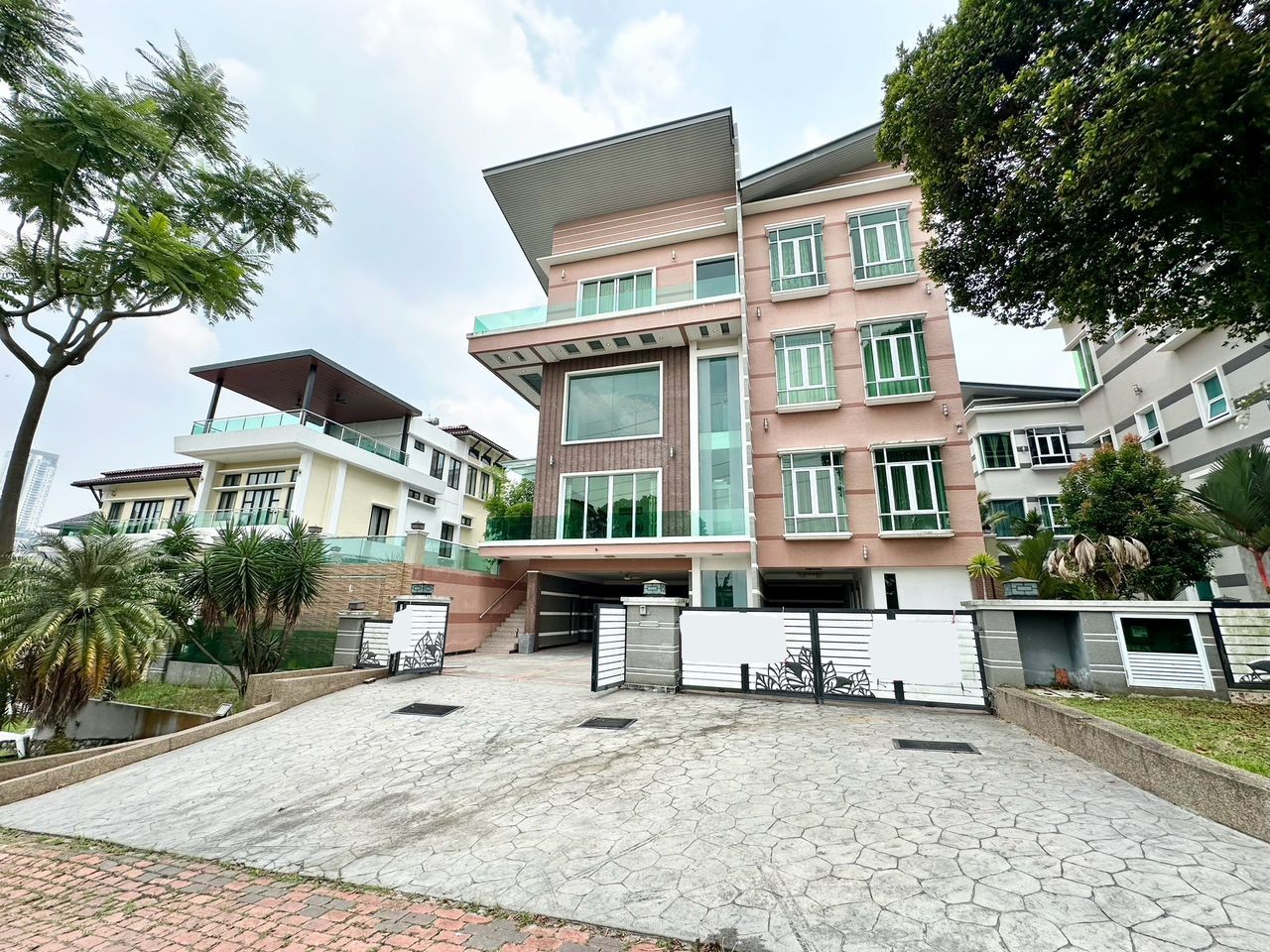 MOST BEAUTIFUL 3.5 Storey Bungalow House The Mines Resort City Seri Kembangan Selangor