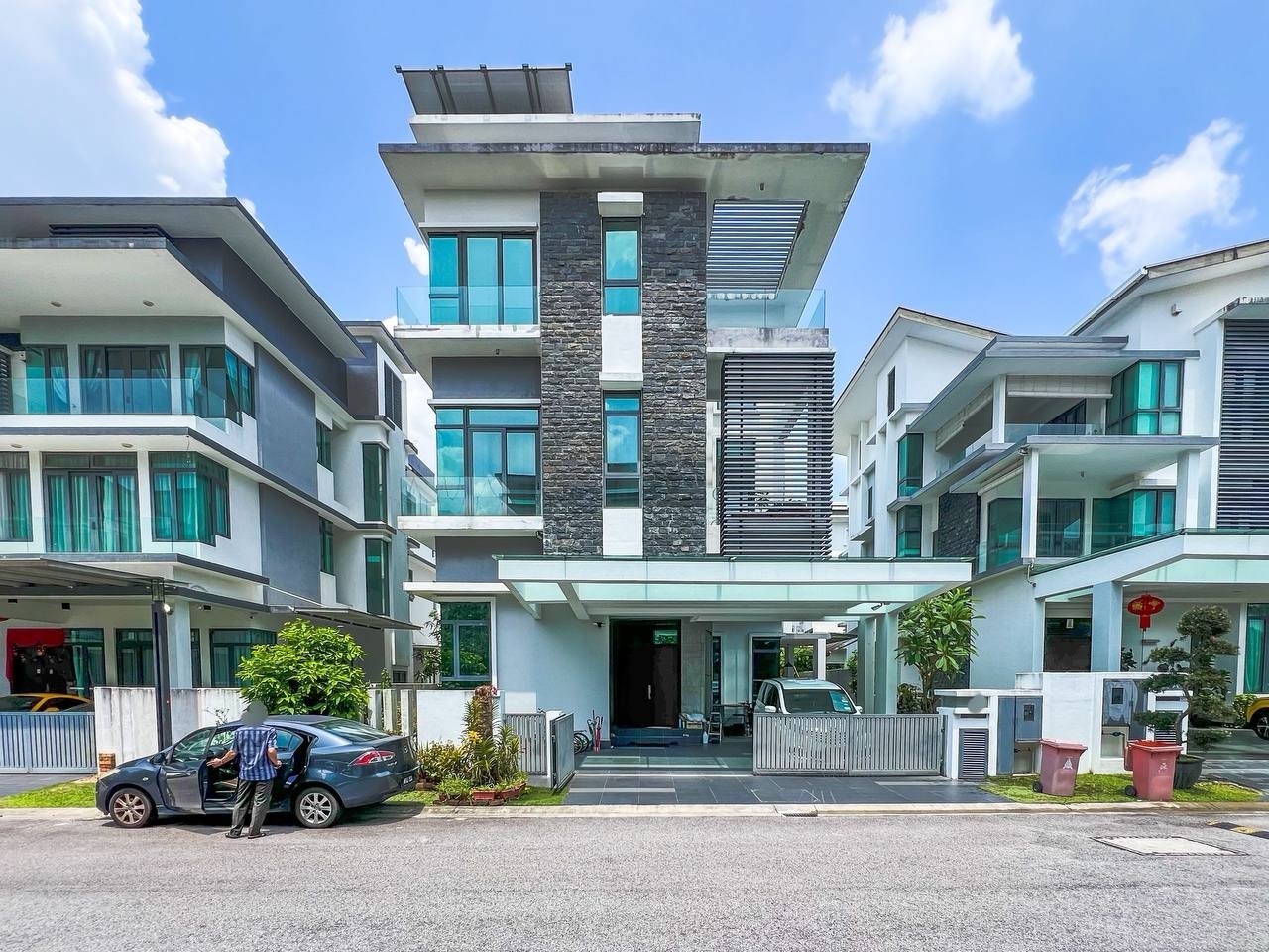 FULLY FURNISHED, BEAUTIFUL 3.5 Storey Bungalow House Casabella Kota Damansara Selangor