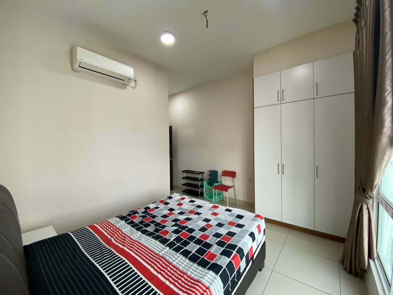 room for rent M Condo @ JB Larkin area