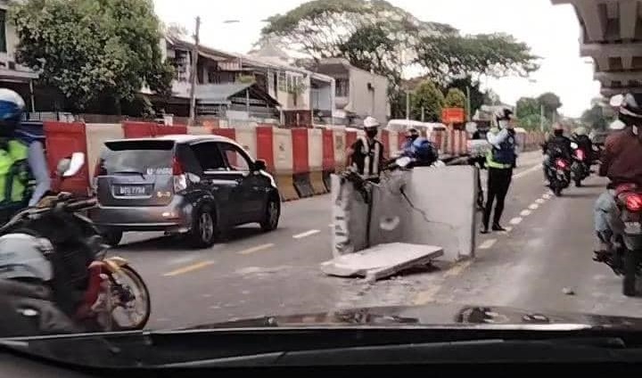 Concrete Block Falls From Lorry Along Mrr2 Edgeprop My