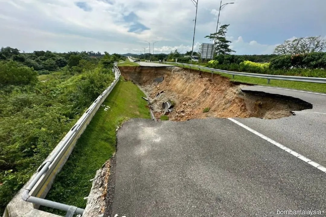 Sinkhole causes bridge collapse at Jalan Forest CityLebuh Tanjung