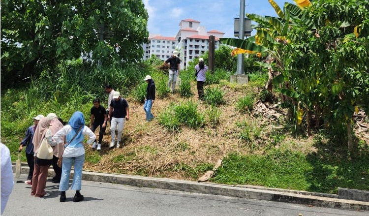 Some of the YPLab participants checking out Kampung Pasir.