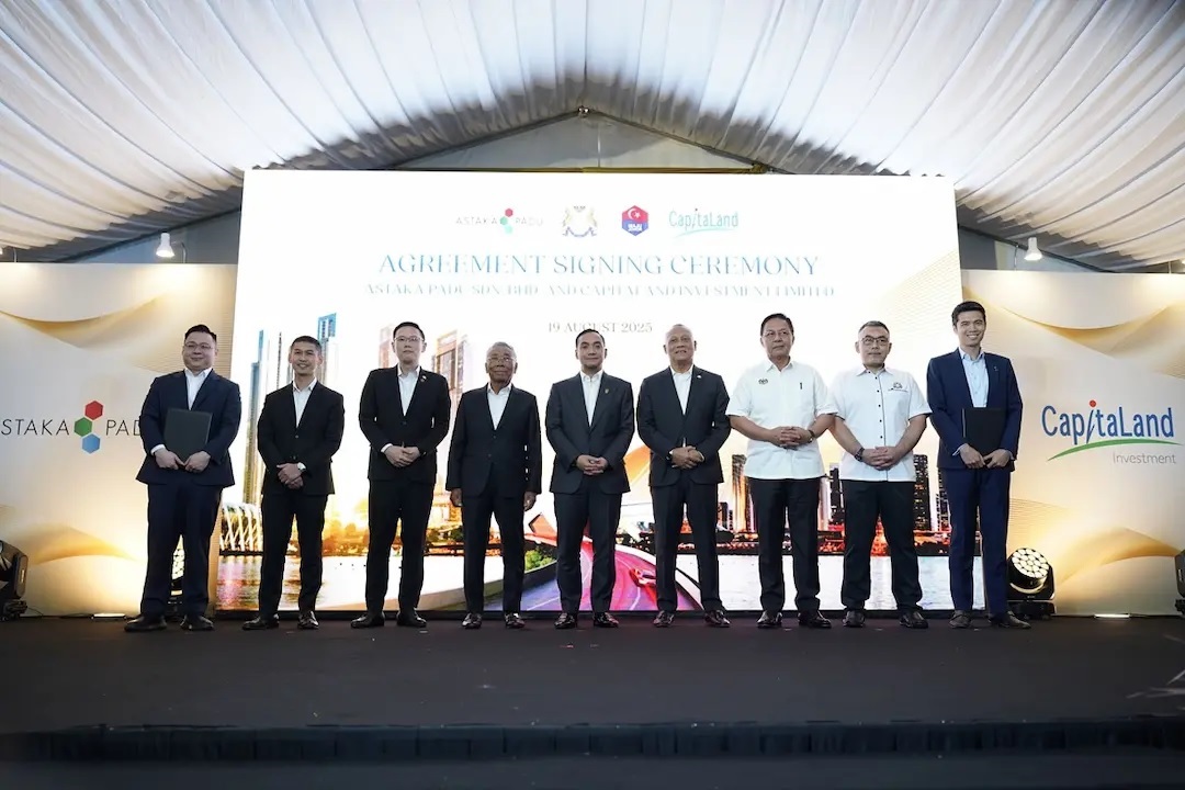 (From left) Astaka CEO Allen Khong, CLI asset management, commercial management (Singapore) MD Toh Yee-Shui, Johor investment, trade, consumer affairs and human resources committee chairman Lee Ting Han, Astaka Padu Sdn Bhd chairman Datuk Daing A Malek Daing A Rahaman, Johor Menteri Besar Datuk Onn Hafiz Ghazi, state secretary Datuk Asman Shah Abd Rahman, state economy and investment adviser Datuk Hasni Mohammed, Johor Bahru district officer Mohd Masni Wakiman and CLI commercial management CEO Ervin Yeo