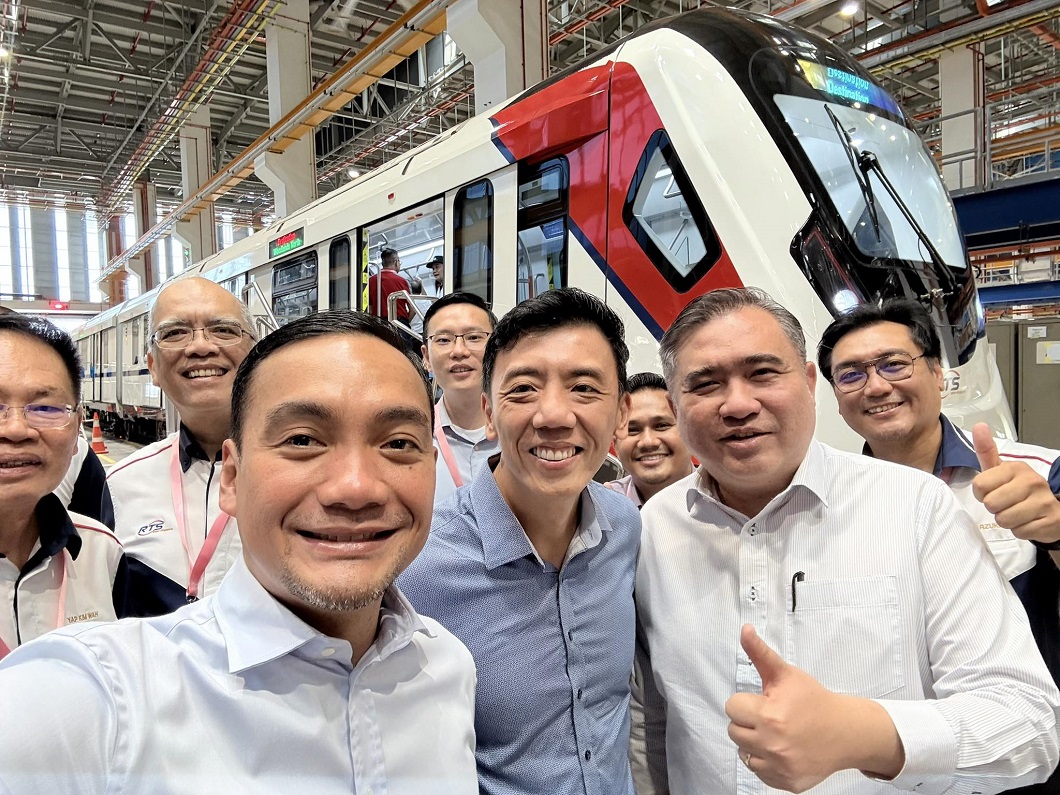 (Front row, from left) Johor Menteri Besar Datuk Onn Hafiz Ghazi, Singapore’s acting Transport Minister Jeffrey Siow; and Transport Minister Anthony Loke Siew Fook at the unveiling of the first of eight train sets for the Johor Bahru-Singapore Rapid Transit System (RTS) Link on Monday. (Photo from Facebook of Onn Hafiz Ghazi)