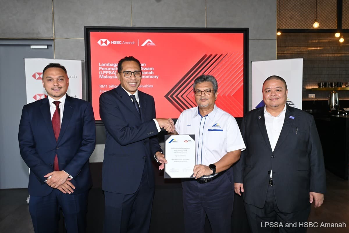 (From left) HSBC Amanah CEO Raja Amir Shah, HSBC Malaysia CEO Datuk Omar Siddiq, LPPSA CEO Farid Nawawi and LPPSA CFO Mohd Zawawi Mohd Muhiddin at a signing ceremony marking a collaboration between HSBC Amanah and LPPSA
