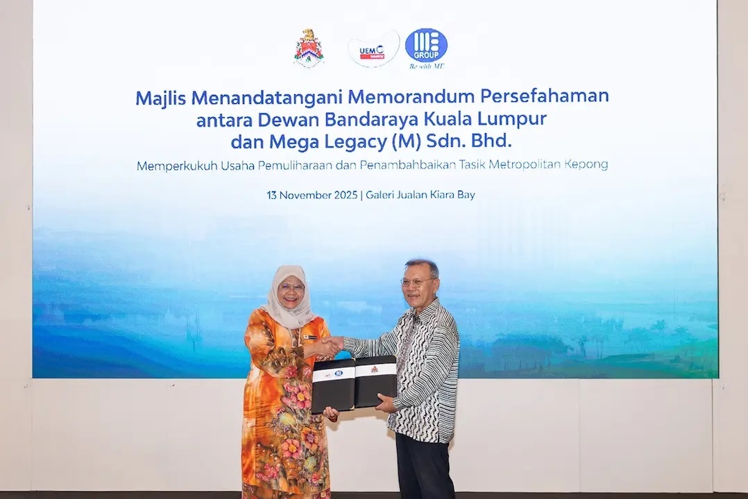 Kuala Lumpur mayor Datuk Seri Maimunah Mohd Sharif (left) with Mega Legacy (M) Sdn Bhd chairman and UEM Sunrise independent non-executive director of Datuk Azmar Talib in the memorandum of understanding signing ceremony. (Pix by UEM Sunrise)