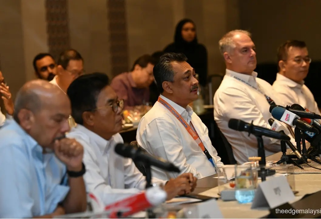 From left: Pestech group MD Datuk Mohamed Razeek Md Hussain Maricar, IJM Corp rail director Datuk Indera Zohari, MAHB MD Datuk Mohd Izani Ghani and chief airports officer Bryan John Thompson, with Alstom Malaysia country managing director Sim Ooi Kok at Friday's media briefing. (Photo by Shahrin Yahya/The Edge)