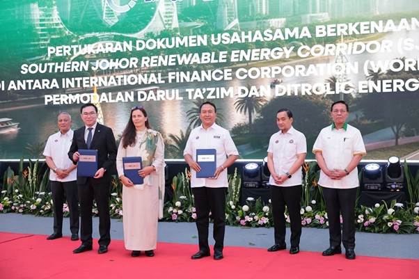 Permodalan Darul Ta’zim president & CEO Datuk Ramlee A Rahman (third from right), Victoria Delmon of International Finance Corporation (third from left), and Ditrolic Energy Group CEO Tham Chee Aun (second from left) exchanging of the cooperation documents, witnessed by Johor Menteri Besar Datuk Onn Hafiz Ghazi (second from right), Johor State Secretary Datuk Asman Shah Abd Rahman (left), and Johor Sustainability Centre chairman Datuk Hasni Mohammad.