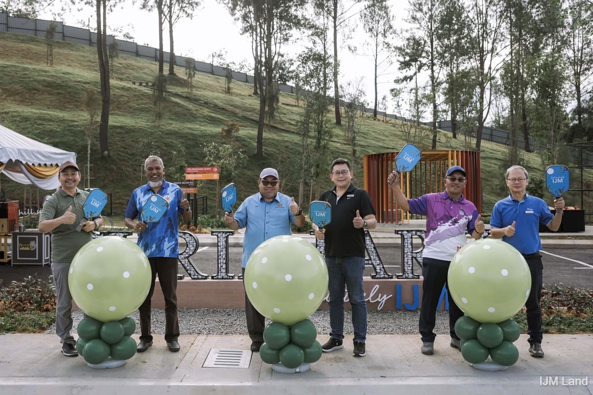 (From left) Special officer to the state assemblyman of Jeram, Ezuan Miswan; Permuafakatan Penduduk Puncak Alam chairman Mohd Hanif Md Sultan; political secretary to the Minister of Health Malaysia Mohammad Faisal Ismail; IJM Land COO Datuk Chai Kian Soon; MPKS secretary Mohamad Yusli Askandar; and IJM Land assistant general manager Tan Swee Ee at the opening of Suria Park at Suria Hill, Puncak Alam