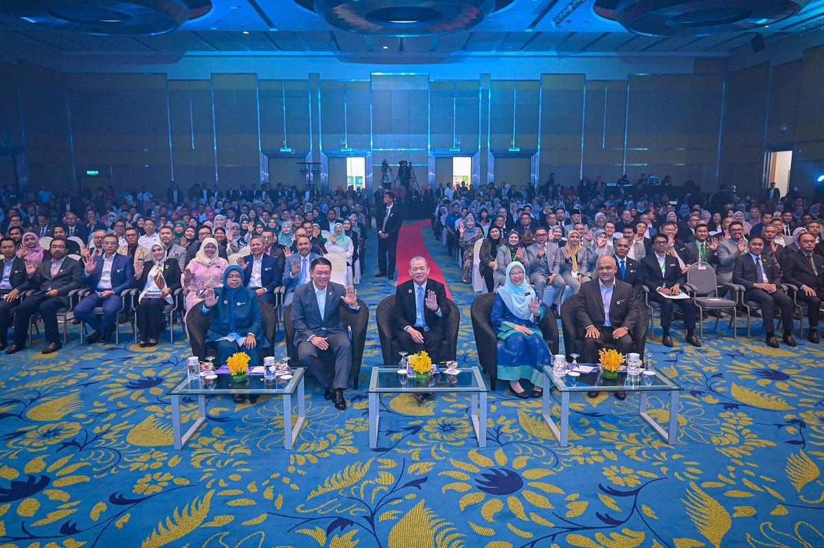 (From left) Housing and Local Government Deputy Minister Datuk Hajah Aiman Athirah Sabu, Deputy Prime Minister Datuk Seri Fadillah Yusof, Housing and Local Government Minister Nga Kor Ming, Minister in the Prime Minister's Department (Federal Territories) Datuk Seri Dr Zaliha Mustafa, and Housing and Local Government Ministry Secretary-General Datuk M Noor Azman Taib