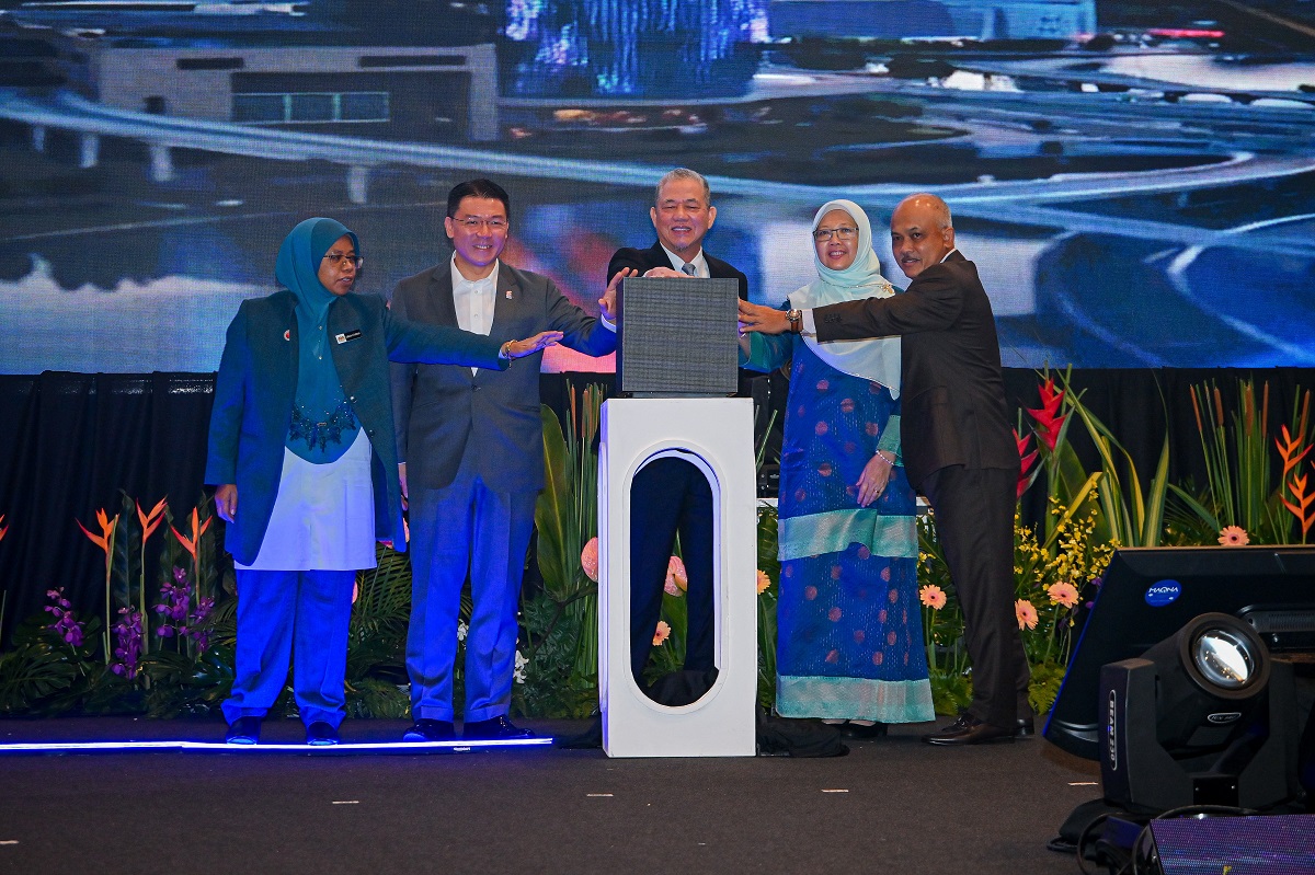 (From left) Housing and Local Government Deputy Minister Datuk Hajah Aiman Athirah Sabu, Deputy Prime Minister Datuk Seri Fadillah Yusof, Housing and Local Government Minister Nga Kor Ming, Minister in the Prime Minister's Department (Federal Territories) Datuk Seri Dr Zaliha Mustafa, and Housing and Local Government Ministry Secretary-General Datuk M Noor Azman Taib