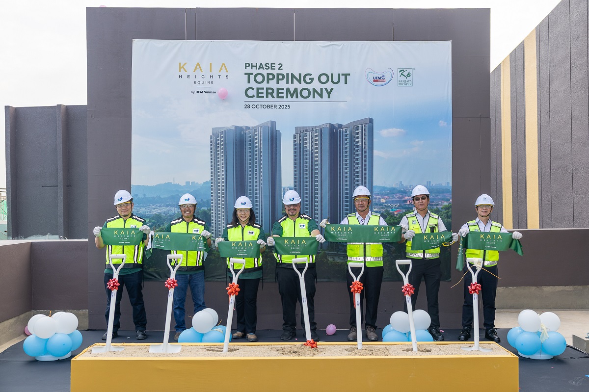 (From left) UEM Sunrise Bhd chief business officer Azmy Mahbot, UEM Sunrise chief operations officer (township) Saniman Md Apand, UEM Sunrise chief marketing officer Emily The, UEM Sunrise officer in charge and chief financial officer Hafizuddin Sulaiman, Kerjaya Prospek director Datuk Tee Eng Seng, Kerjaya Prospek CEO Tee Eng Tiong, and Kerjaya Prospek senior contract manager Chia Sow Teck (Photo by UEM Sunrise)