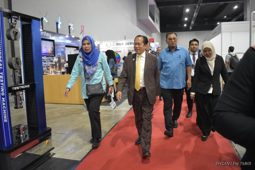 (Photo from Facebook of Ahmad Maslan)