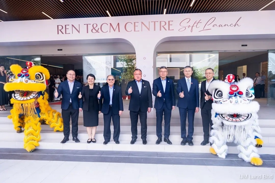 At the launch of REN Wellness Retreat were (from left) IJM Land Bhd CEO Datuk Tony Ling Thou Lung; IJM Corp Bhd independent non-executive directors Tan Ting Min; IJM Land chairman Datuk Lee Teck Yuen; Tourism, Arts and Culture Minister Datuk Seri Tiong King Sing; IJM Corp group CEO and managing director Datuk Lee Chun Fai; Beijing University of Chinese Medicine vice-president Professor Liu Cunzhi, and IJM Corp group chief financial officer Datuk Edward Chong Sin Kiat.