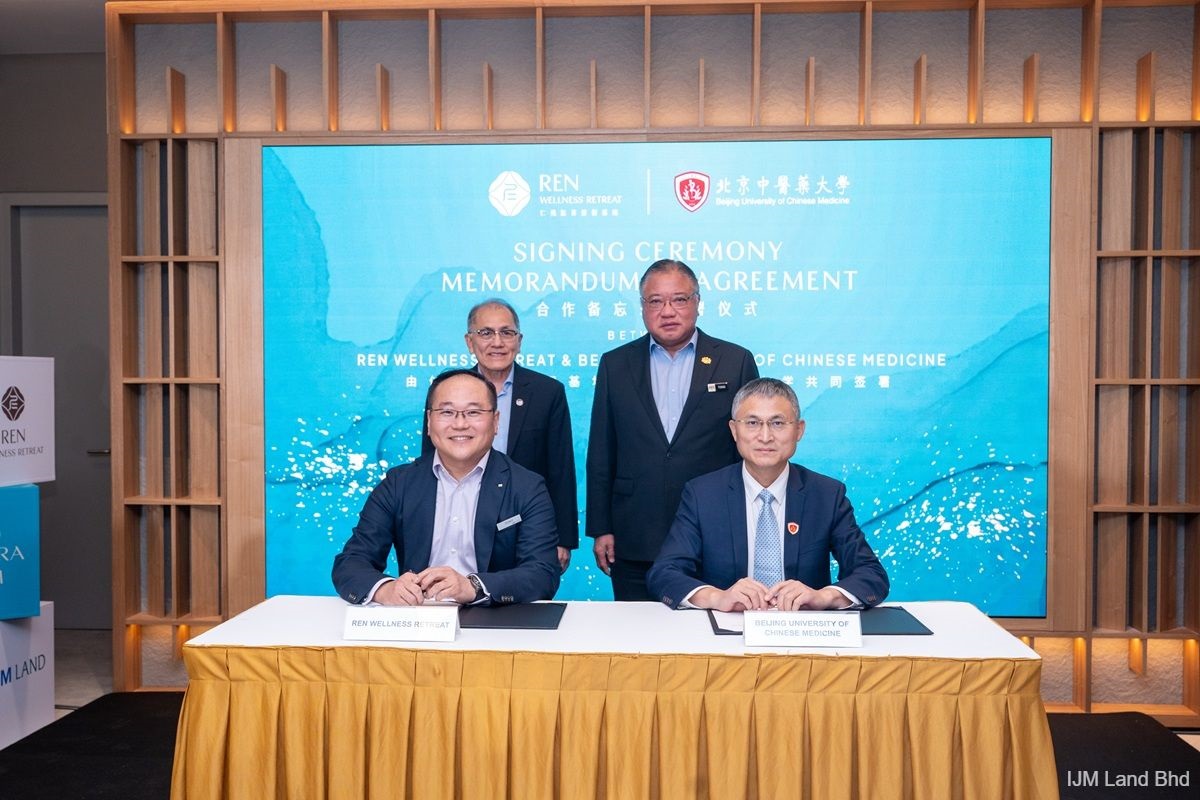 At the MOA signing ceremony were (standing, from left) IJM Land chairman Datuk Lee Teck Yuen; and Tourism, Arts and Culture Minister Datuk Seri Tiong King Sing, with (seated, from left) IJM Land Bhd CEO Datuk Tony Ling Thou Lung and Beijing University of Chinese Medicine vice-president Professor Liu Cunzhi.