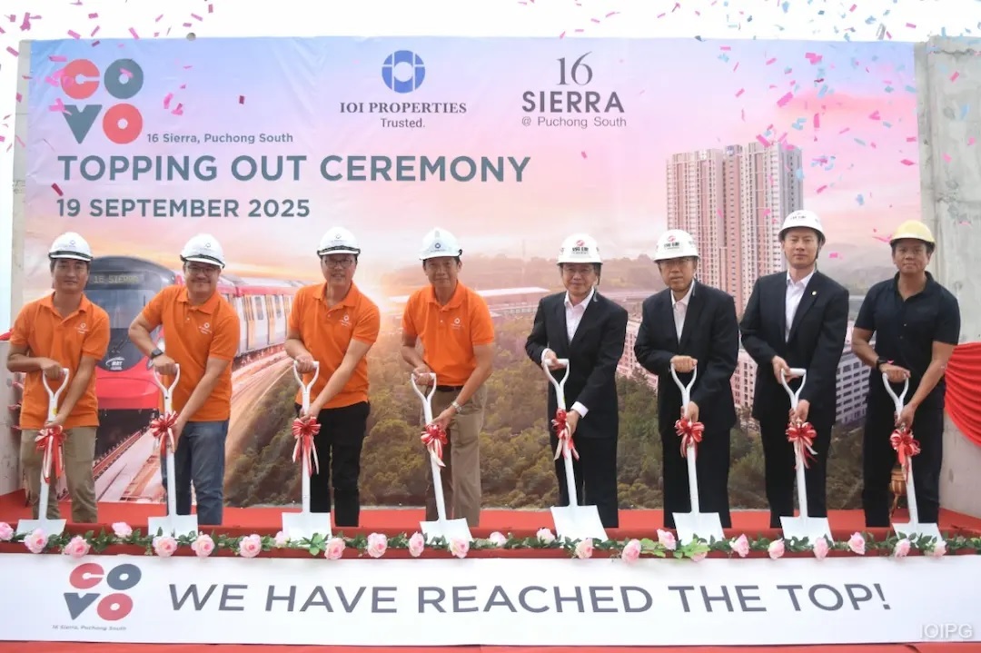 (From left) IOIPG COVO project manager Teh Biaw Hua; IOIPG sales, marketing and branding support unit head Nicholas Poon; IOIPG 16 Sierra business unit head Calvin Sew; IOIPG group chief operating officer Teh Chin Guan; Yanjian Group CEO Wen Aiwu; Yanjian vice-CEO Yu Chunyang; Yanjian assistant CEO Gaoying; and BEP Akitek director Kam Kah Zen at the topping-out ceremony