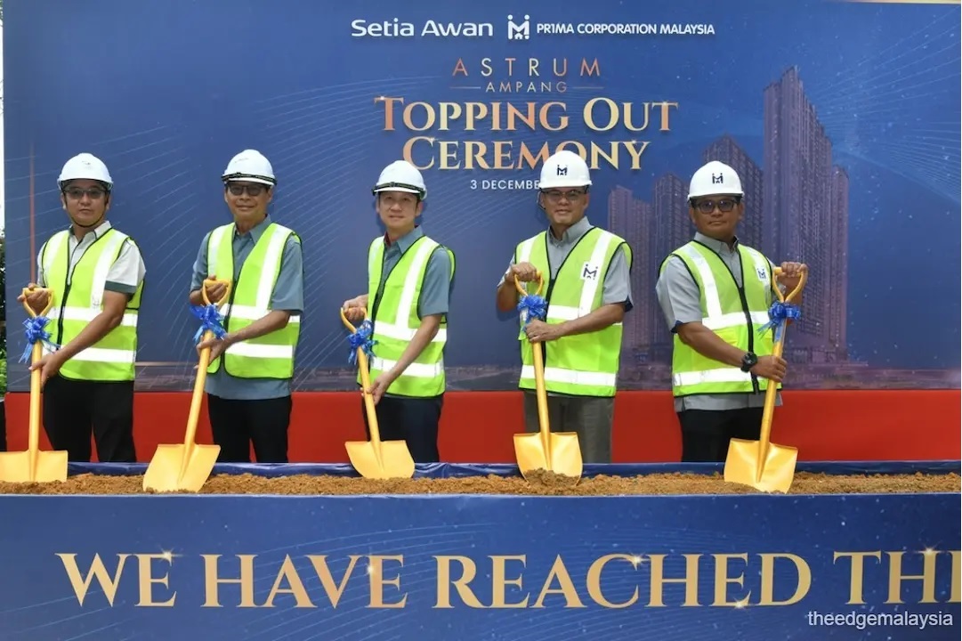 (From left) Kerjaya Prospek executive director and CEO Tee Eng Tiong, Setia Awan Group executive director Ng Teck Hua and director Datuk Marcus Doh, with PR1MA Corp Malaysia group CEO Datuk Seri Mohd Nazri Md Shariff and deputy group CEO Brian Iskandar Zulkarimat at the Astrum Ampang topping out ceremony on Wednesday. (Photo by Shahrin Yahya/The Edge)