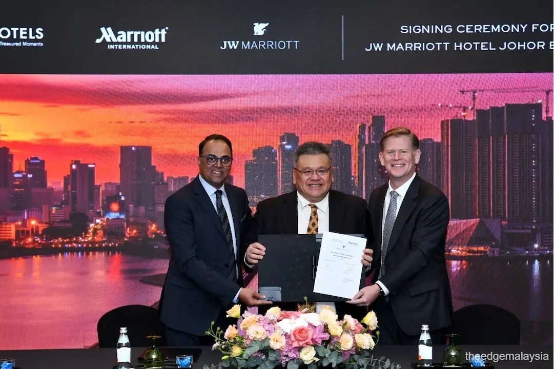 (From left) Marriott International president (Asia-Pacific excluding China) Rajeev Menon, YTL Hotels executive director Datuk Mark Yeoh Seok Kah and Marriott International chief development officer (Asia-Pacific excluding China) Shawn Hill at the signing ceremony held at JW Marriott Hotel Kuala Lumpur on Wednesday. (Photo by Mohd Izwan Mohd Nazam/The Edge)
