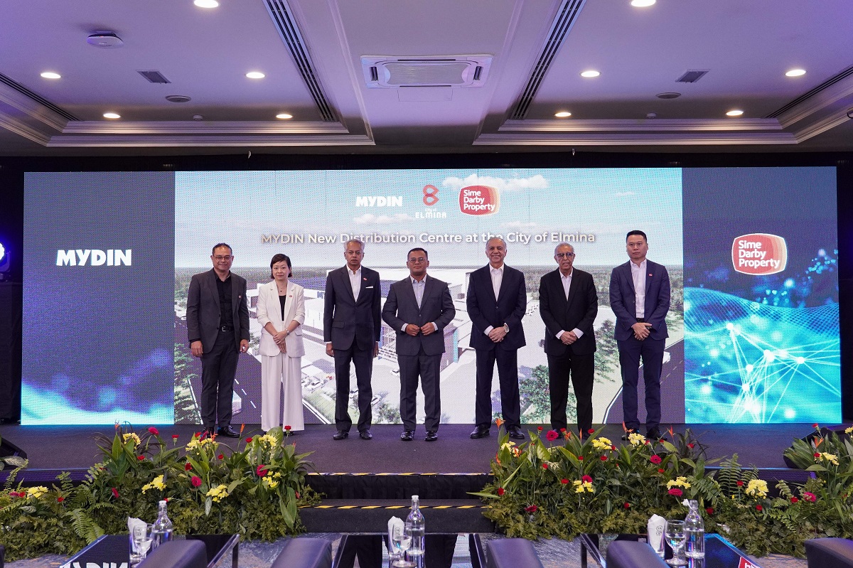 (From left) Sime Darby Property chief operating officer—Investment & Asset Management, Aurelia Lee; Sime Darby Property chief operating officer—Township Development, Appollo Leong Yong Kuan; Sime Darby Property group managing director and CEO, Dauk Seri Azmir Merican; Selangor Menteri Besar, Datuk Seri Amirudin Shari; Mydin Mohamed Holdings Bhd managing director, Datuk Wira (Dr) Haji Ameer Ali Mydin; Mydin Mohamed Holdings executive director, Datuk Murad Ali Mydin and Sime Darby Property head of Industrial Logistics Development, Azlan Azri Zainal Abidin