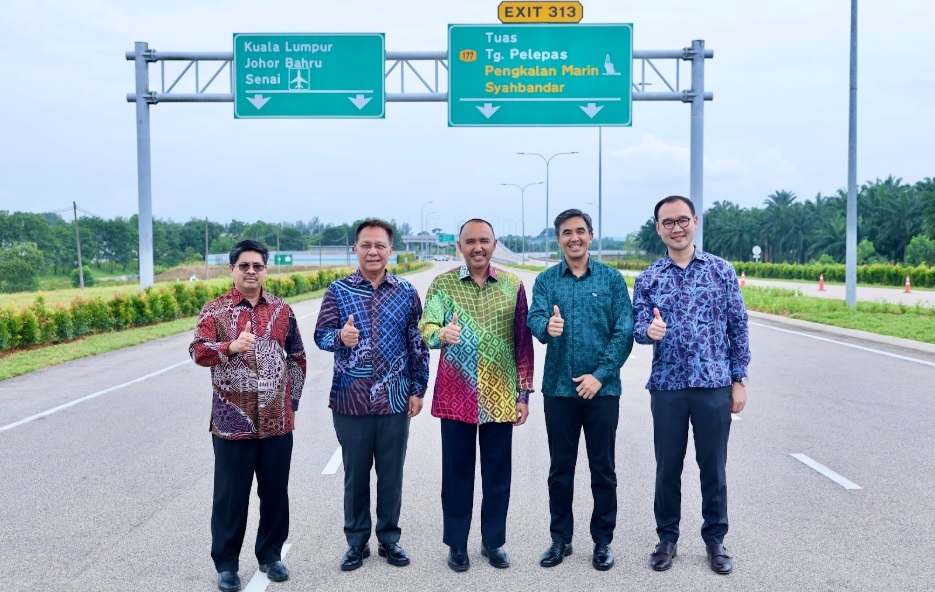 (From left) Iskandar Puteri City Council mayor Hasrin Kamal Hashim, Johor state advisor for economics and investment Datuk Seri Utama Hasni Mohammad, Johor state housing and local government committee chairman Datuk Mohd Jafni Md Shukor, UEM Sunrise Bhd managing director and CEO Shaharul Farez Hassan, and Leisure Farm Corporation Sdn Bhd director Marc Lee.