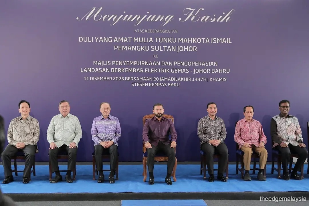 Regent of Johor, Tunku Mahkota Ismail Sultan Ibrahim (centre) takes a group photo with Prime Minister Datuk Seri Anwar Ibrahim (third from left), Transport Minister Anthony Loke Siew Fook (second from left), Johor Menteri Besar Datuk Onn Hafiz Ghazi (third from right), and Deputy Works Minister Datuk Seri Dr Ahmad Maslan (second from right) after officiating Gemas-Johor Bahru electrified double-track rail line project at Kempas Baru station in Johor on Thursday. Also present was Datuk Seri Yeoh Seok Hong, managing director of the SIPP-YTL joint venture (left). (Photos by Zahid Izzani/The Edge)