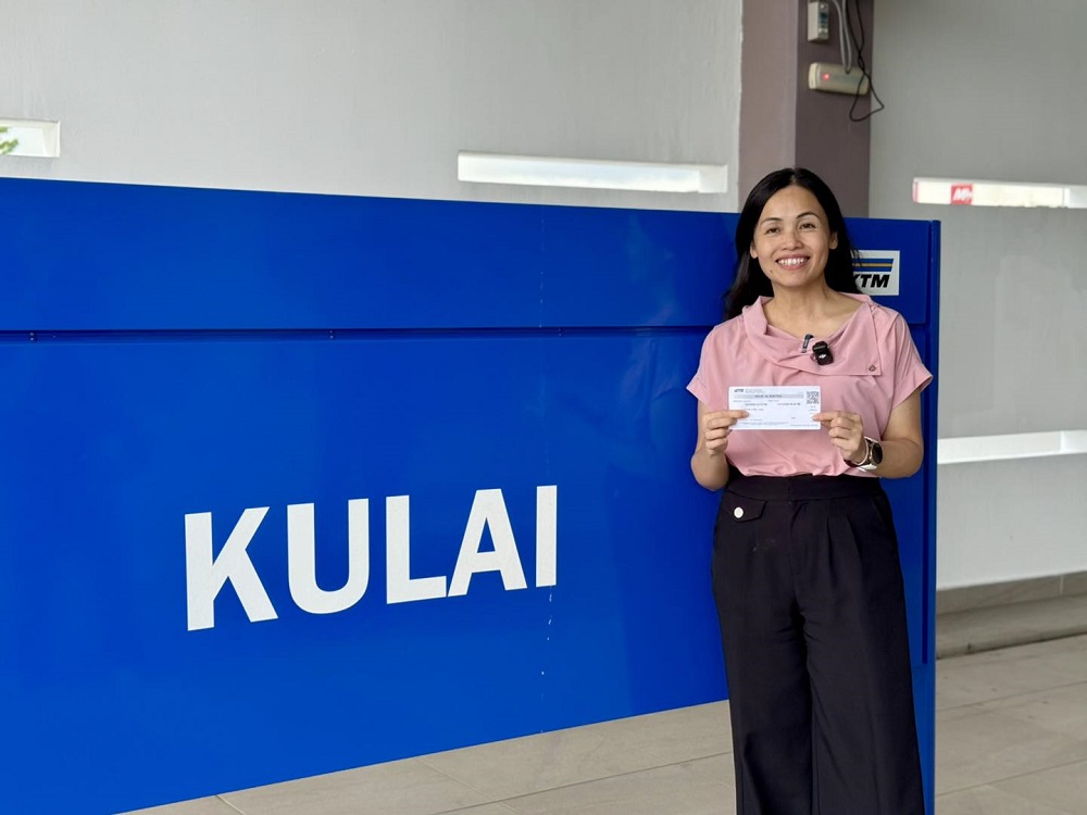 Teo Nie Ching, who is also Kulai Member of Parliament boarded the train at the Kulai Station. (Photo from Facebook of Teo Nie Ching)