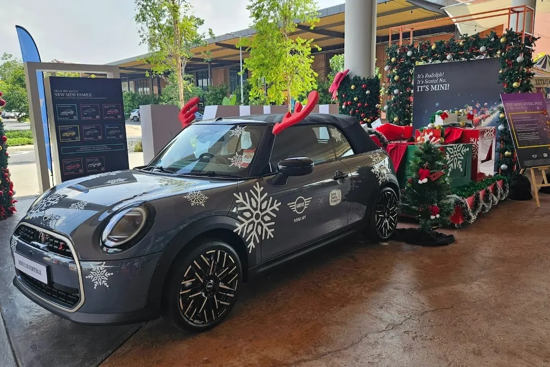 Central to this initiative is ‘The Giving Post’ located within Elmina Lakeside Mall, where a festive MINI Convertible display serves as the official drop-off point for Christmas gifts.