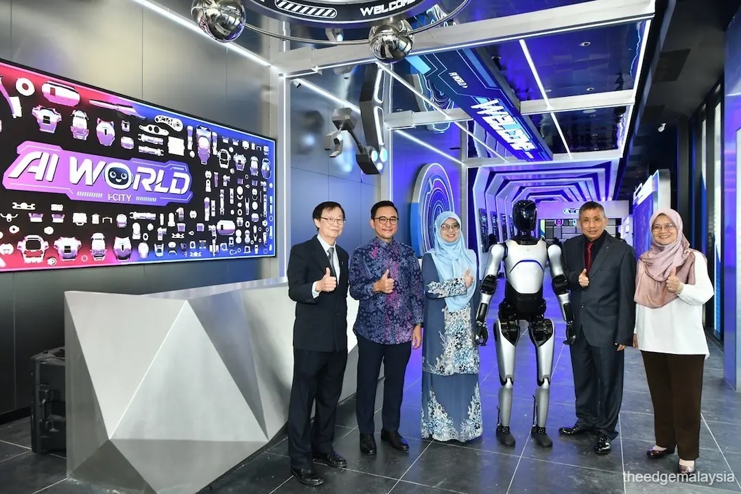 (From left) i-City director Datuk Eu Hong Chew, Malaysian Tourism Promotion Board senior director Wizani Rosmin, Mida director of healthcare, education and hospitality division Wahida Abdul Rahman, I-Bhd chairman Tan Sri Lim Kim Hong, and Mida director of tariff division Normawati Kusairi posing with a humanoid robot (third from right) during the soft-opening of the AI World Experience Centre in Shah Alam on Thursday. (Photo by Sam Fong/The Edge)