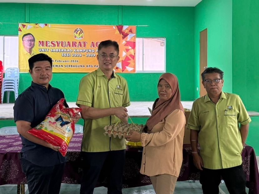 From left: EXAL Malaysia operations director Edmund Cheong, MPP chairman Tan Kai, a beneficiary, and MPP councillor Shamsudin Unai