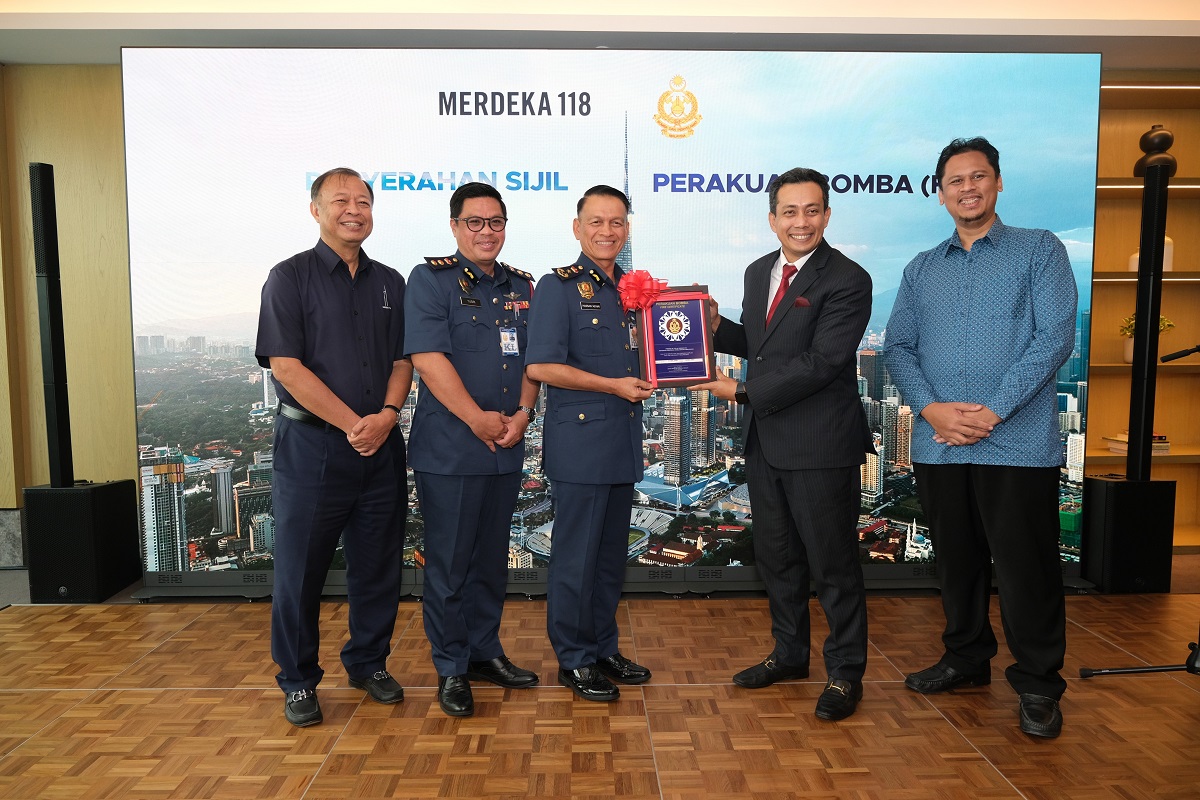 (From left) PNB Merdeka Ventures advisor Datuk Tengku Ab Aziz Tengku Mahmud, Fire and Rescue Department of Malaysia senior assistant fire commissioner Federal Territory of Kuala Lumpur PPjB Tuan Yusri Basri, Fire and Rescue Department of Malaysia deputy fire commissioner Federal Territory of Kuala Lumpur YS PKPjB Tuan Hj Hassan 'As'ari Hj Omar, PNB Merdeka Ventures CEO Datuk Izwan Ibrahim, and PNB Merdeka Ventures head of safety, health & environment Faizal Malek, during the presentation of the Fire Certificate to Menara Merdeka 118 in recognition of the tower’s compliance with fire and life safety standards. (Photo by PNB Merdeka Ventures)
