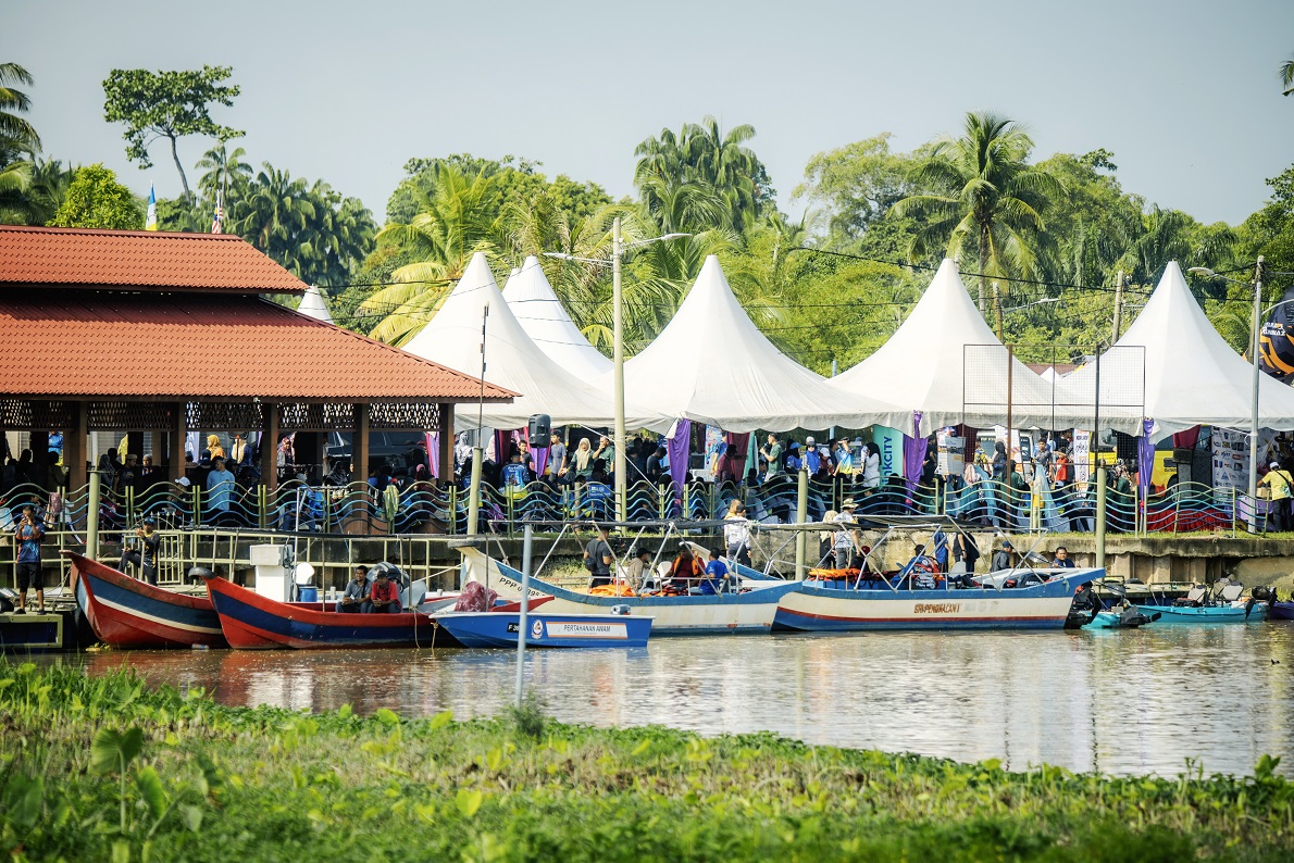 A vibrant community gathering along the Sungai Perai waterfront illustrates how placemaking and community-led activation can revitalise public spaces, strengthen local identity and support inclusive economic opportunities in Seberang Perai. (Small Towns Malaysia)