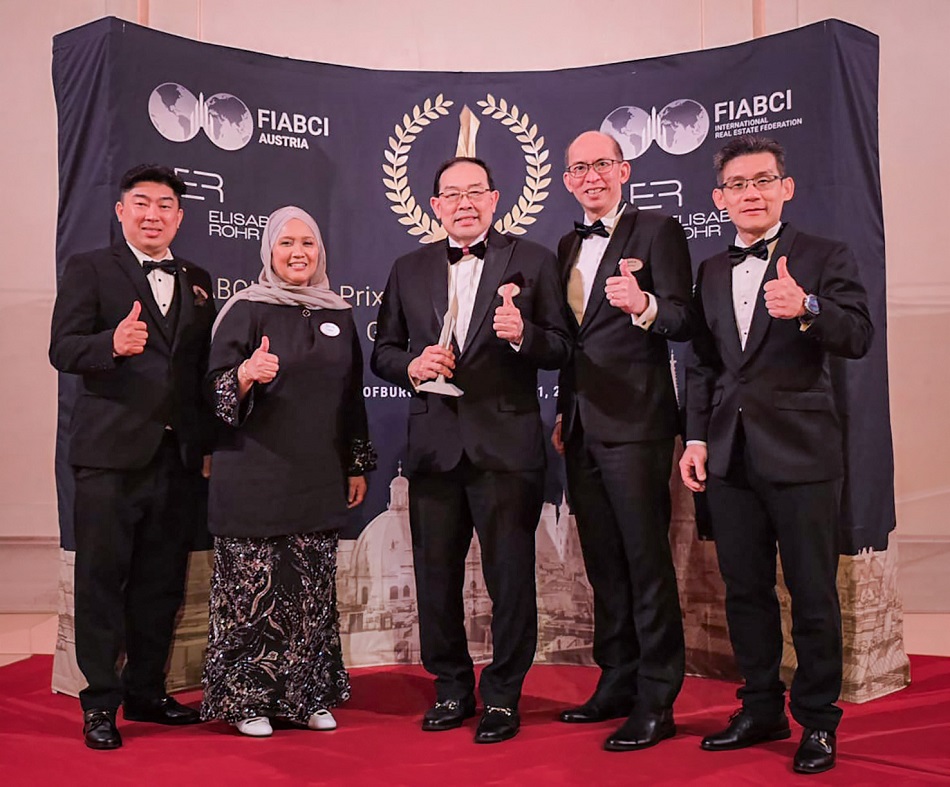 S P Setia president & CEO Datuk Zaini Yusoff (centre) with Team Setia at the 2026 FIABCI World Prix d’Excellence Awards presentation ceremony and gala dinner held at the Hofburg Vienna, Heldenplatz / Feststiege.