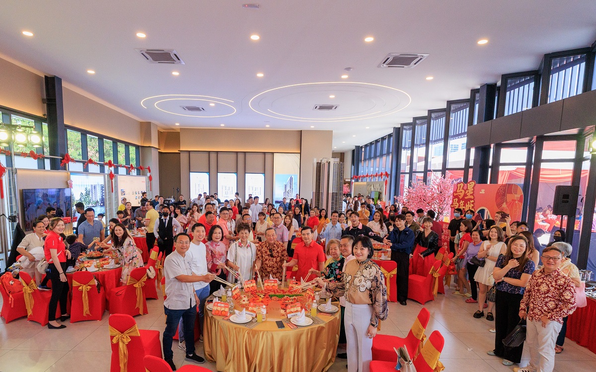 Yee Sang tossing ceremony during Chinese New Year Open House at M Aspira sales gallery. (Photo by Mah Sing)