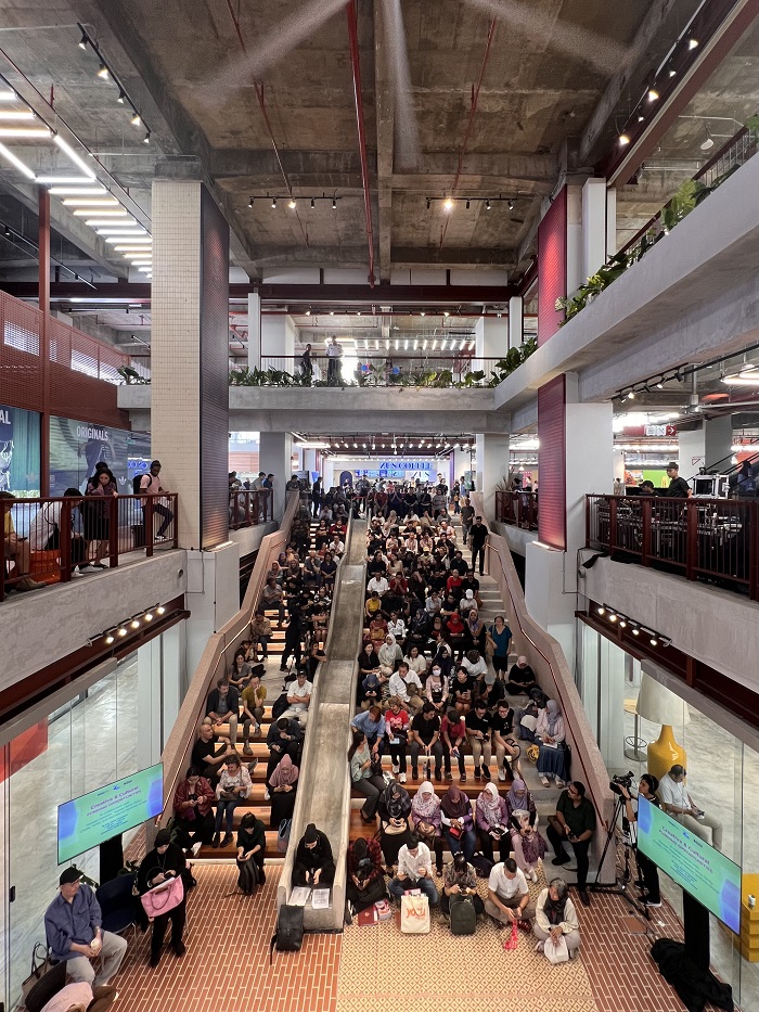 The building now houses studios and creative spaces that complement the area’s long standing textile and garment trade.