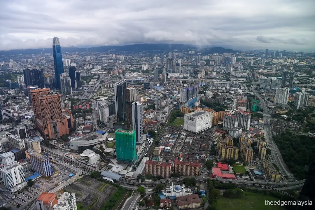 The Bursa Malaysia REIT Index fell 3.45% or 33.55 points to 939.18 points on Thursday’s closing bell, making it the worst-performing index on the exchange for the day. At 939.18 points, the index fell to its lowest level since Dec 26, 2025.