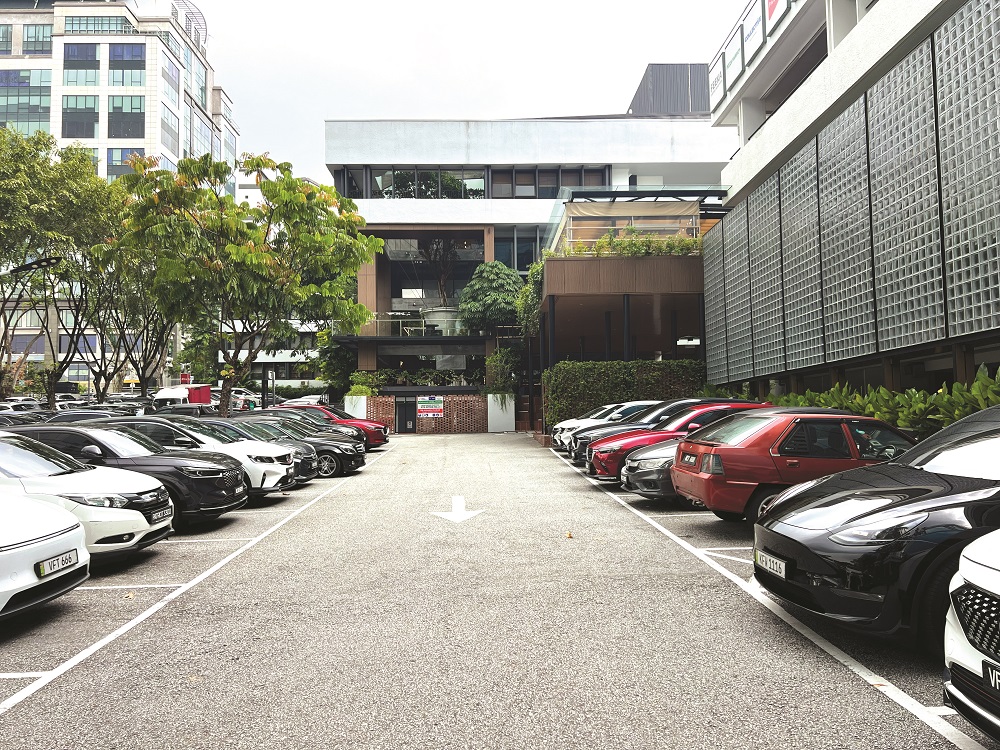 Before its transformation into The Five Damansara, the building was known as Kompleks Pejabat Damansara.