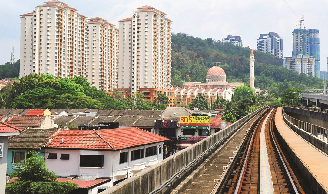 Supported by major roads and LRT connectivity, Setapak has evolved into a densely populated neighbourhood featuring a mix of established and recently developed residential and commercial properties.