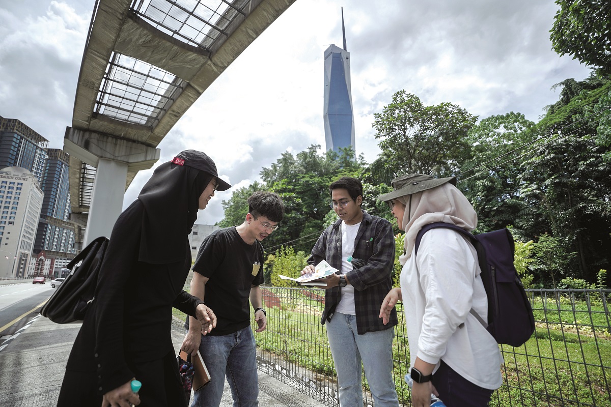 Participants in YPLab 2023, a youth-led initiative analysed sites in the city for placemaking and walkability. (Malaysian Institute of Planners)