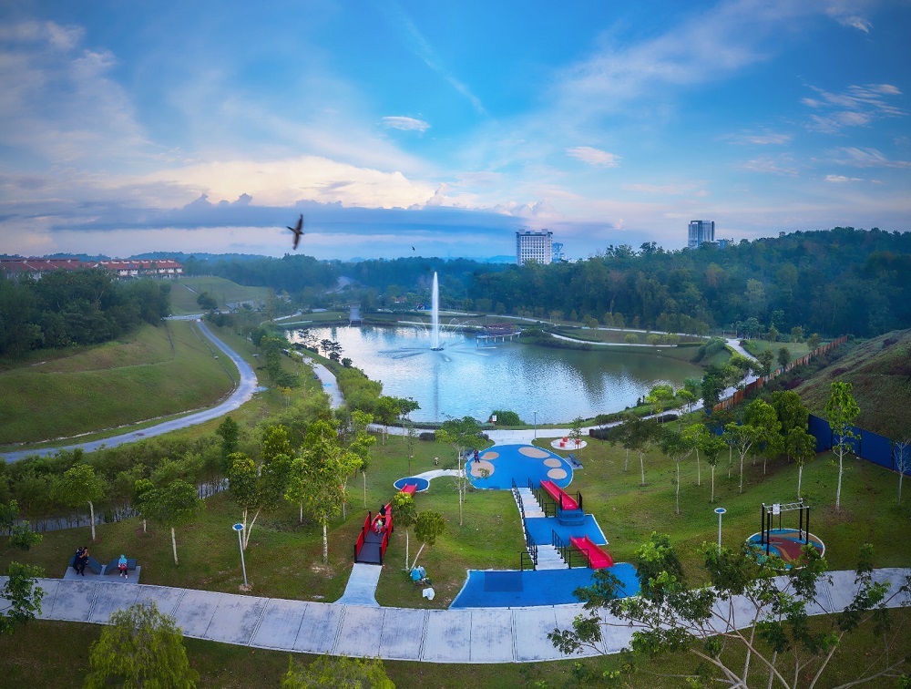 Shaded gazebos and landscaped lawns at Setia Alamsari provide functional outdoor spaces for neighbourhood leisure and relaxation.
