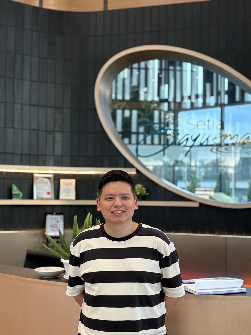 Mortgage banker Tan Yee Chow at Setia Bayuemas sales gallery