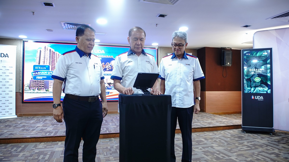 (From left) UDA Holdings Bhd acting group chief technical & innovation officer, Muhammad Ismail Dasuki; UDA Holdings chairman, Tan Sri Mohd Annuar Zaini; and UDA Holdings CEO, Datuk Seri Ahmad Fuaad Kenali (Images by UDA Holdings)