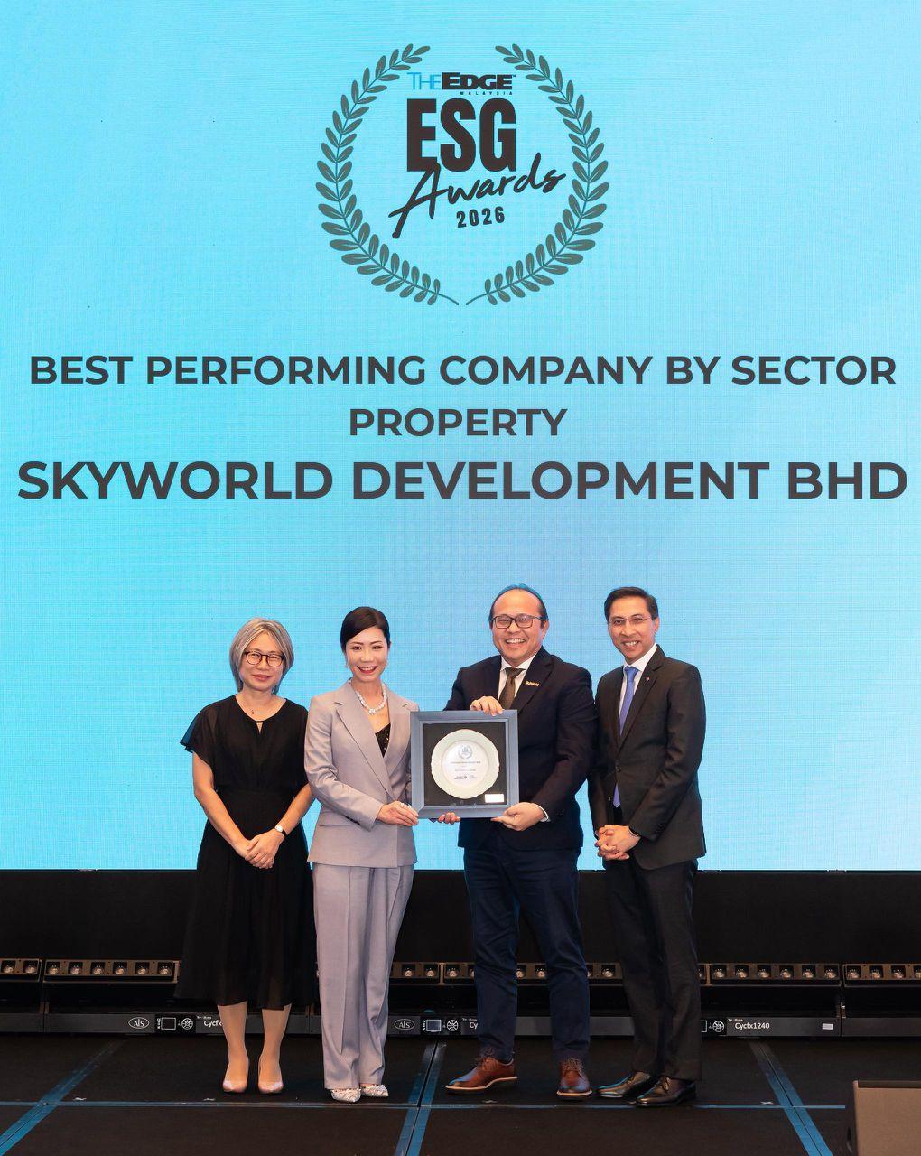 (From left) The Edge Malaysia editor-in-chief Kathy Fong, UOB Malaysia CEO Datuk Ng Wei Wei, SkyWorld Development Bhd CEO Lee Chee Seng, and Bursa Malaysia chairman Datuk Fad’l Mohamed (Photo from SkyWorld Development Bhd)