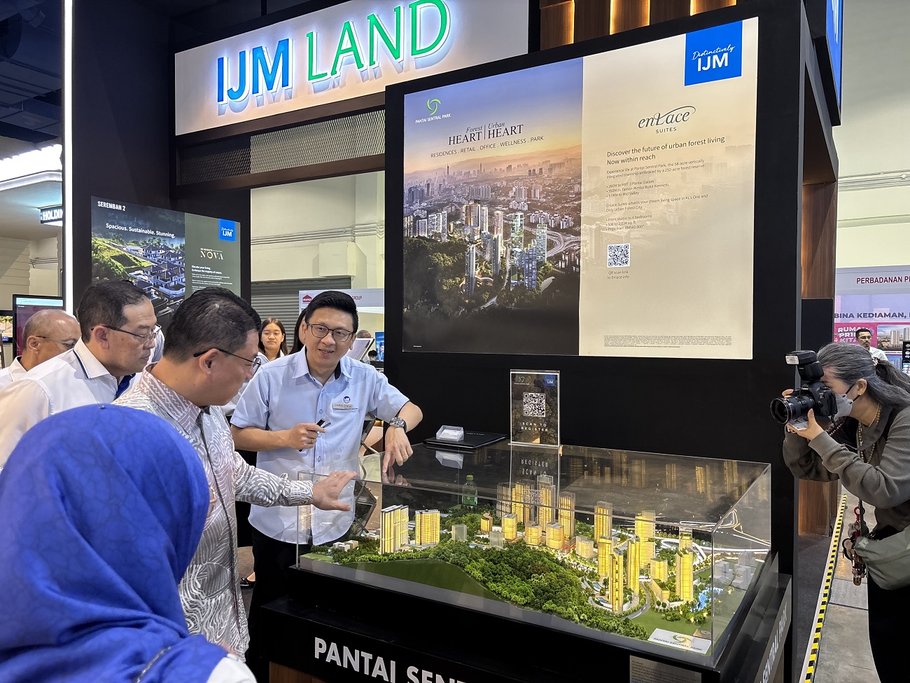 Housing and Local Government Minister Nga Kor Ming visiting IJM Land Bhd’s booth at the expo today. (Photo by Hazween Hassan / EdgeProp.my)
