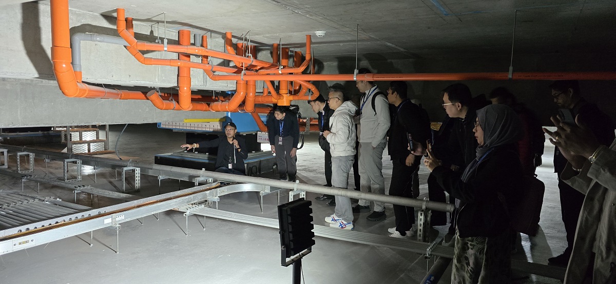 The delegates examined the seismic isolation technology that anchors Taiwan Matsuzawa against earthquakes.