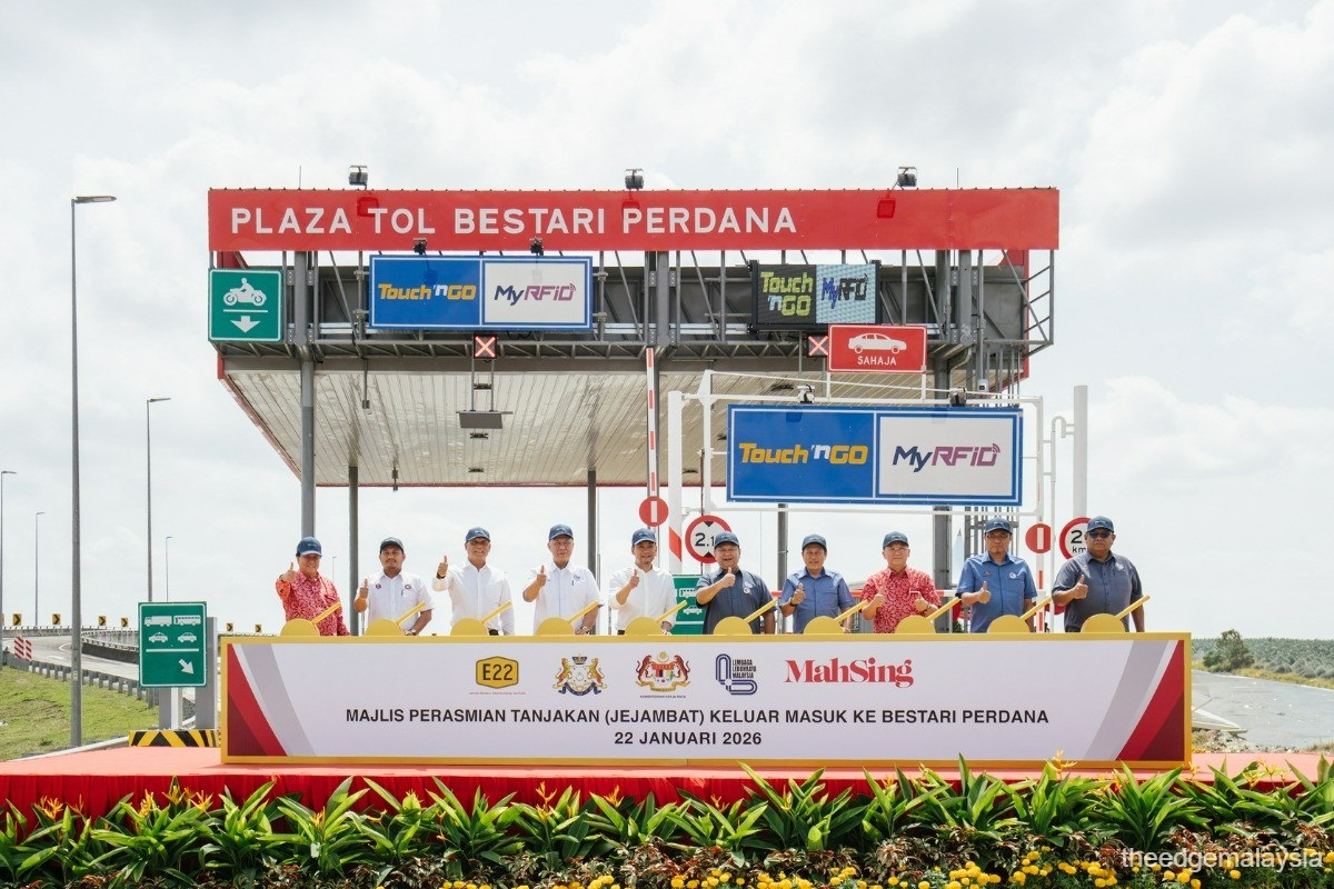 The opening of the new ingress and egress ramp and toll plaza to Bestari Perdana, along the Senai-Desaru Expressway. (From left): Mah Sing chairman and independent non-executive director Admiral (R) Tan Sri Abu Bakar Abdul Jamal; Johor State Committee on Public Works, Transport, Infrastructure and Communications chairman Mohamad Fazli Mohamad Salleh; Johor State Secretary Datuk Asman Shah Abd Rahman; Malaysian Highway Authority chairman Datuk Hasni Mohamad; Johor Menteri Besar Datuk Onn Hafiz Ghazi; Works Minister Datuk Seri Alexander Nanta Linggi; Deputy Works Minister Datuk Seri Ahmad Maslan; Mah Sing founder and group MD Tan Sri Leong Hoy Kum; Deputy Secretary General (Policy & Development) Datuk Khairus Masnan Abdul Khalid; and Malaysian Highway Authority director general Datuk Sazali Harun.