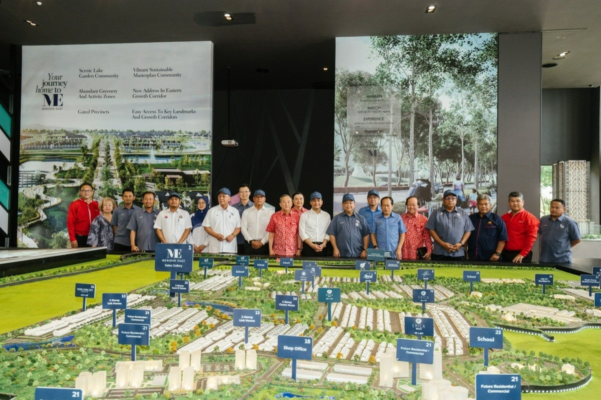 Mah Sing founder and group MD Tan Sri Leong Hoy Kum (10th from left), Johor Menteri Besar Datuk Onn Hafiz Ghazi (12th from left), Works Minister Datuk Seri Alexander Nanta Linggi (13th from left), Deputy Works Minister Datuk Seri Ahmad Maslan (15th from left) and others at the Meridin East sales gallery.