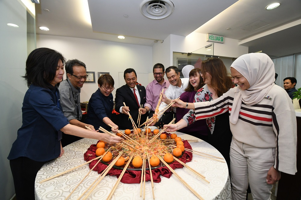 UDA Holdings Bhd CEO Mohd Salem Kailany, COO Noor Azmi Salleh, CFO Zahrin Zakaria and the UDA Holdings' team visited The Edge Media Group to have an early Chinese New Year celebration with EdgeProp.my and The Edge Malaysia. (Photos by Low Yen Yein/EdgeProp.my)