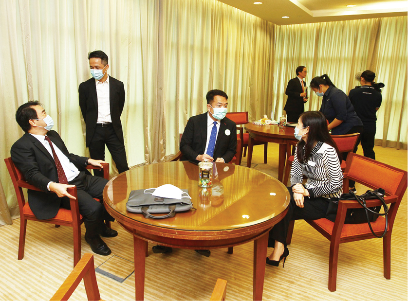 Guests complied to social distancing rules while waiting for individual photo shoot sessions. From left: Gamuda Land CEO Ngan Chee Meng, Green Packet Bhd subsidiary KipleLive CEO Ti Lian Seng, EcoWorld Malaysia president & CEO Datuk Chang Khim Wah and Sunway Property managing director Sarena Cheah.