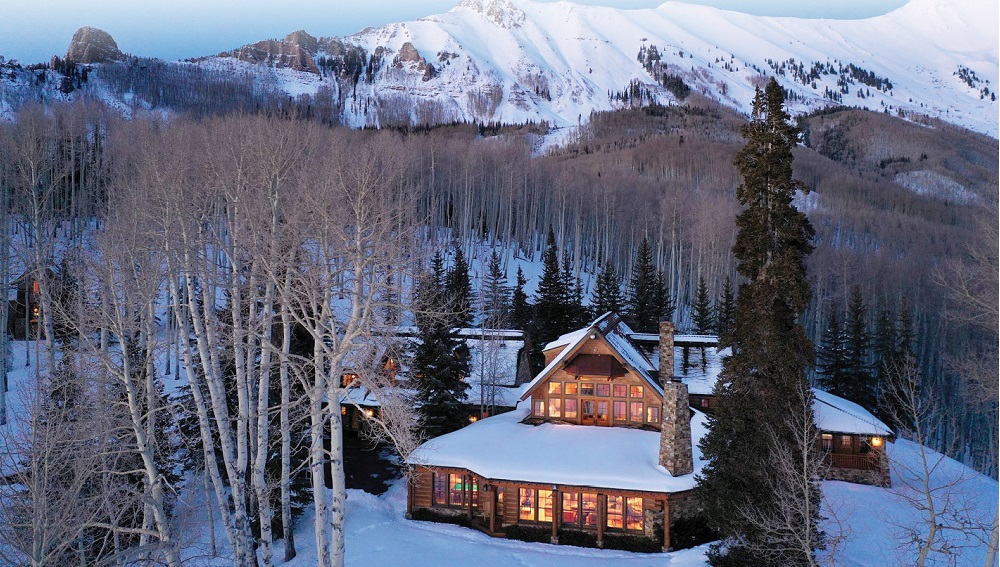 Tom Cruise’s Telluride mountain-ski home offers sweeping views of the Aspen forests and snow-capped mountains during winter. (Photographs by Joshua Johnson, Brett Schreckengost and toptenrealestatedeals.com)